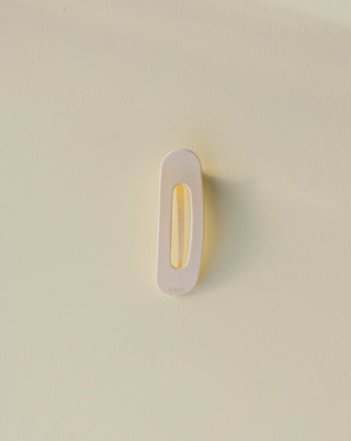 The Lay-Flat Comfort Claw – No-Poke Ergonomic Hair Clip