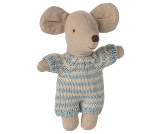 Stuffed toy mouse in a knitted blue and beige outfit on a white background
